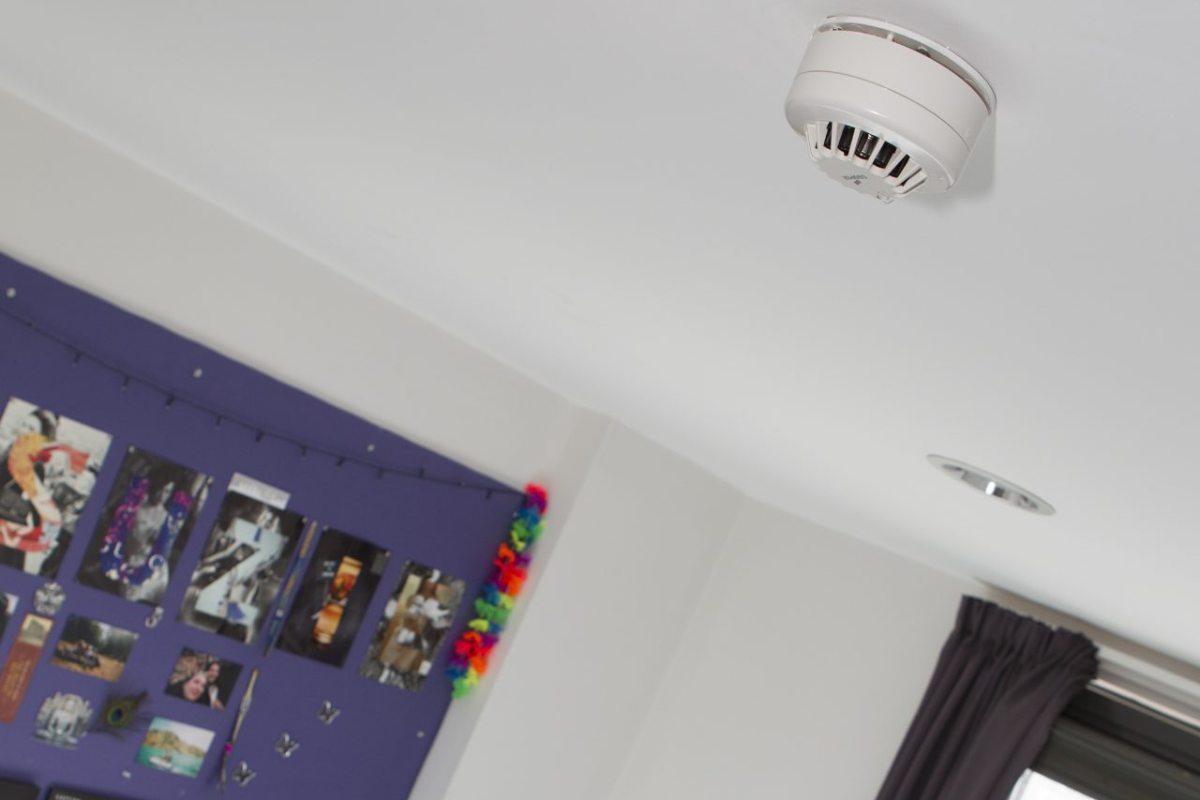 Por que os detectores de fumaça convencionais podem falhar em ambientes industriais?